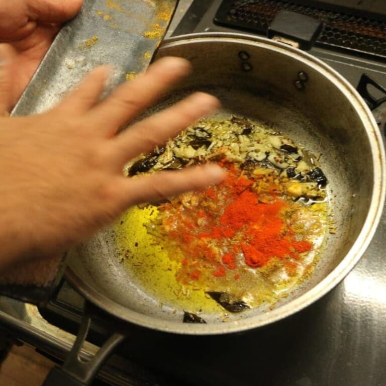 手順 2: 油の温度が十分に下がったらスパイスBと塩を加え混ぜ合わせます。