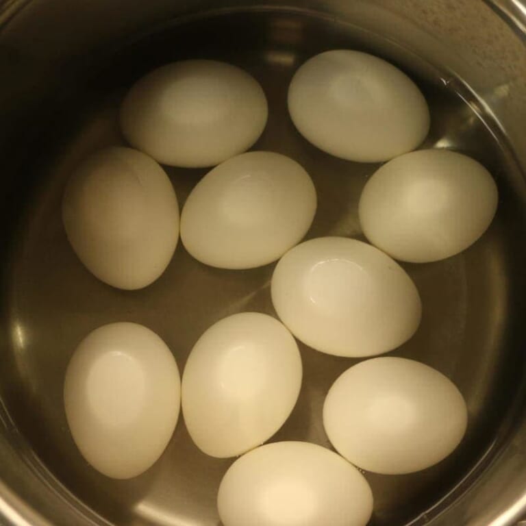 手順 1: ゆで卵をつくる。切れ込みを入れておく。