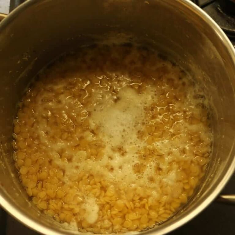手順 2: 鍋につけておいたトゥールダール、タマリンド水を加えて15分から30分煮込む(ダールがお好みの柔らかさになるまで)