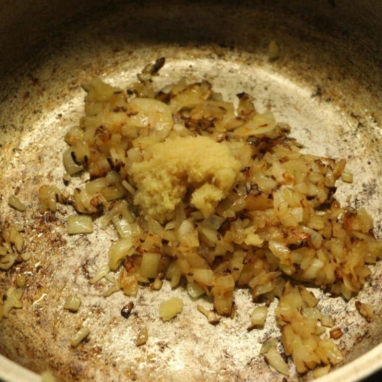 手順 2: 玉ねぎを加え飴色になるまで炒めにんにく、生姜を加え炒めます。