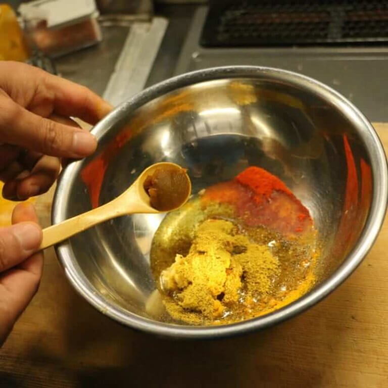 手順 1: にんにく、生姜、チャツネ、レモン汁、スパイスB、塩、油、水をすべてよく混ぜ、鯵にマリネしておく。