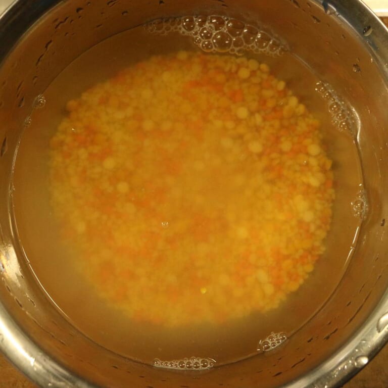手順 1: ダール3を袋からあけボウルに入れる。 水で軽く洗い、約30分ほど水につけておく。