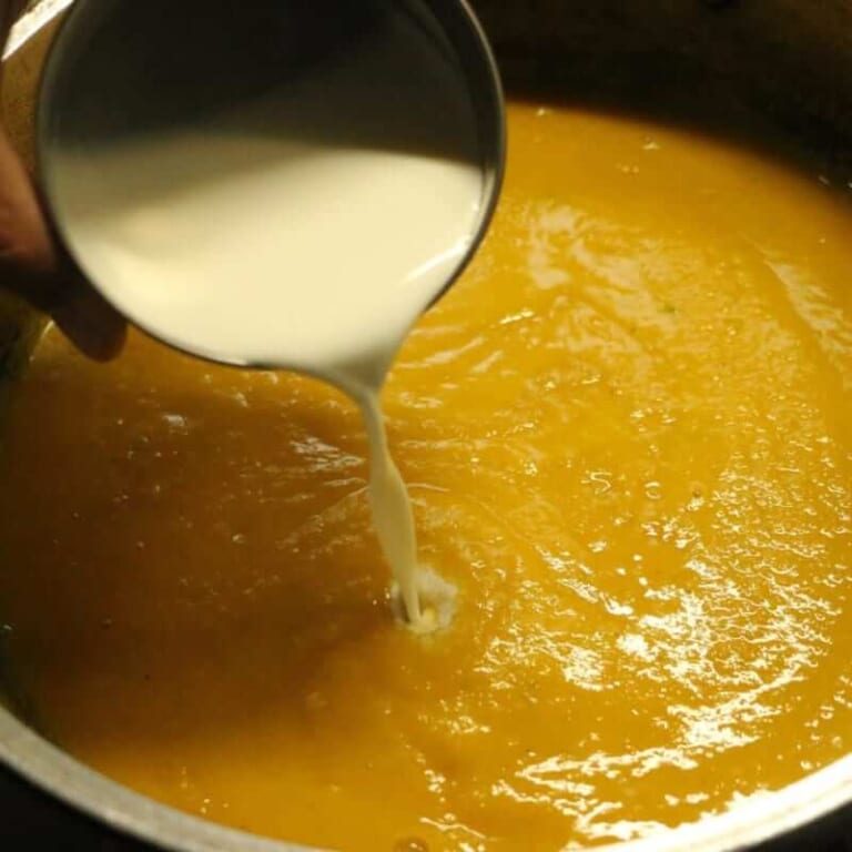 手順 5: 鍋にもどし少しずつ残りの水で伸ばし、牛乳を加え約５分煮込む。