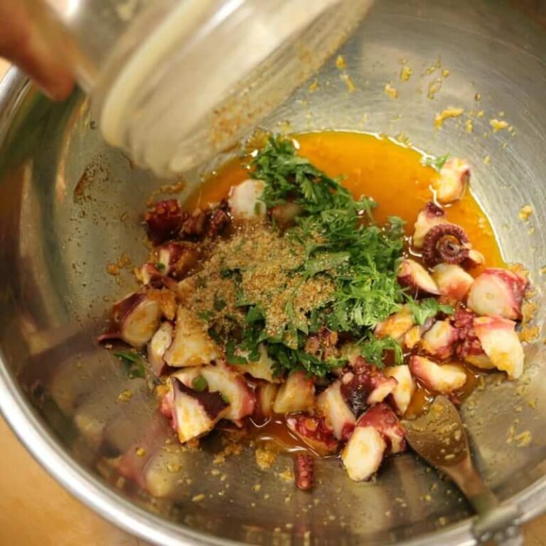 手順 3: 細かくしたスパイスAを和えます。