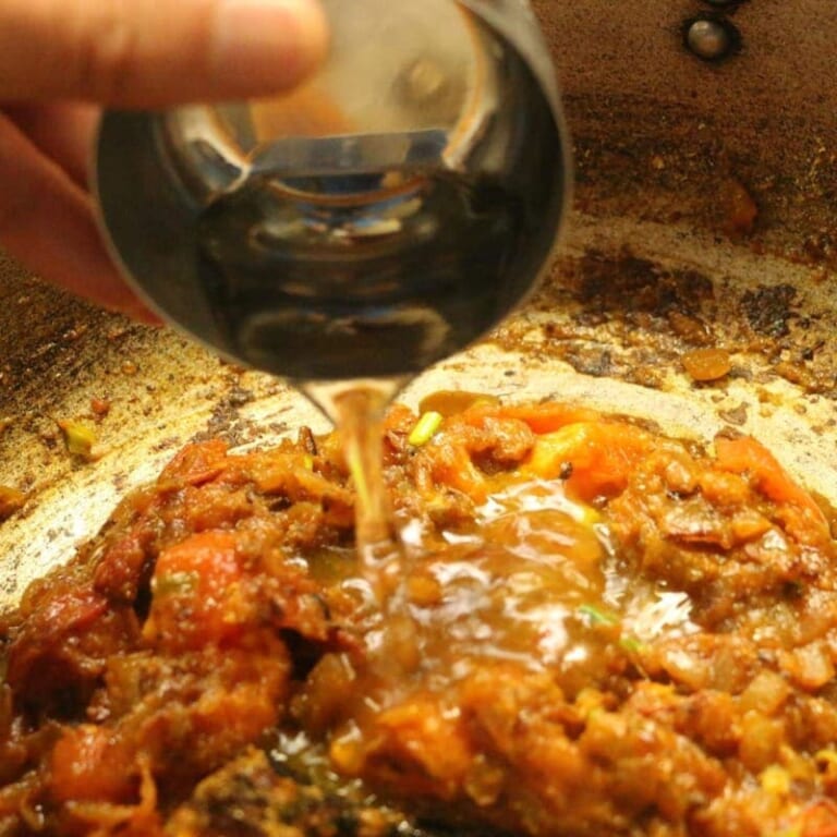 手順 5: 水を加えて全体がとろりとしてくるまで軽く混ぜ合わせます。