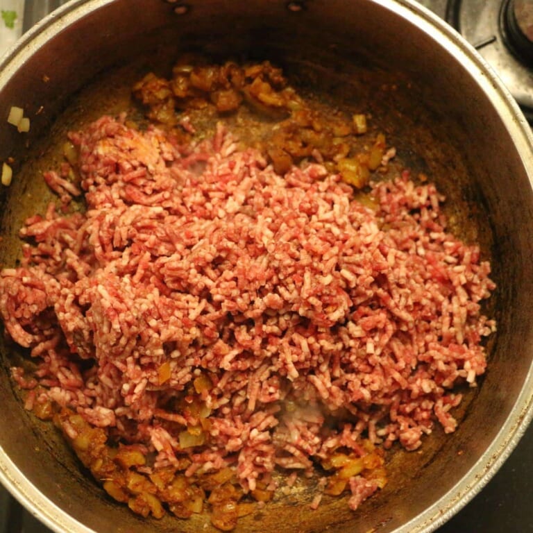 手順 5: 合いびき肉を加え肉に火が通るまでよく炒める。