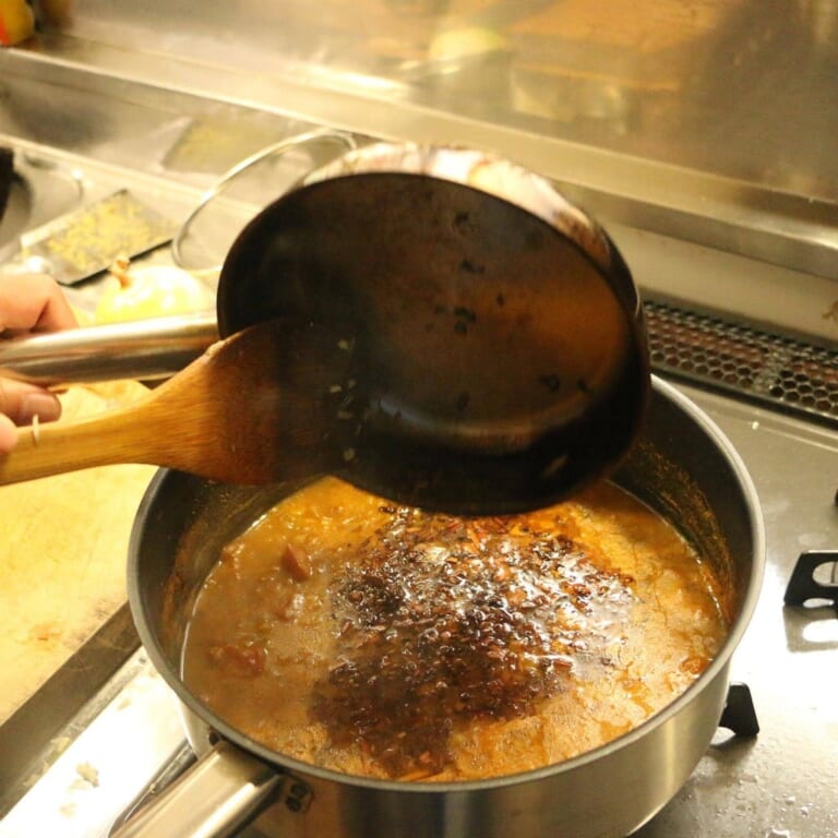 手順 5: 油ごと煮込んでいる鍋に加える。
