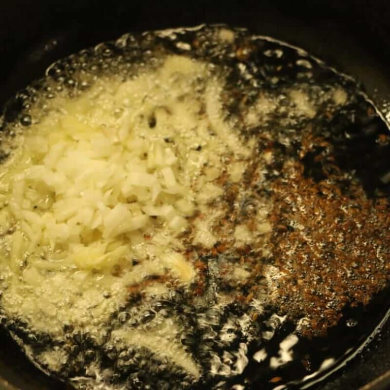 手順 4: 小さい別のフライパンを用意して油を入れスパイスA、にんにく、玉ねぎを加えて香ばしくなるまで炒める。