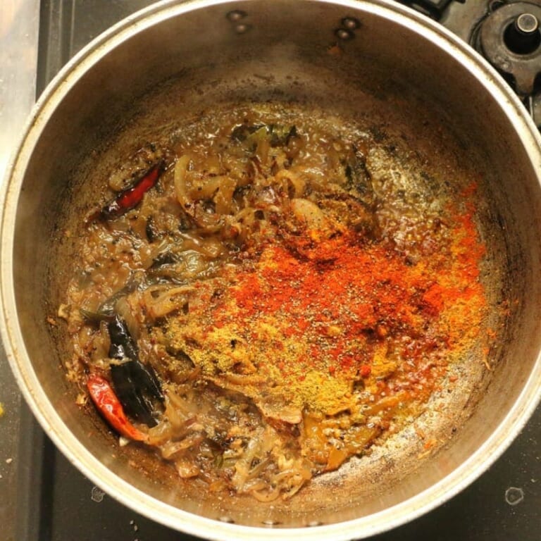 手順 4: スパイスB、塩を加え炒める。
