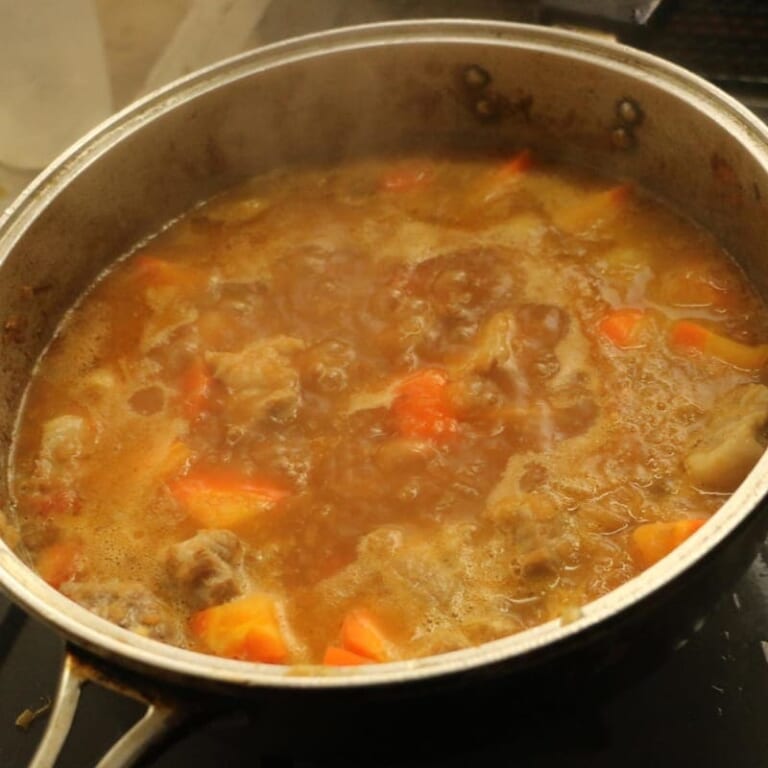 手順 7: 具材に火が通ったら蓋をして弱火で15分煮込む
