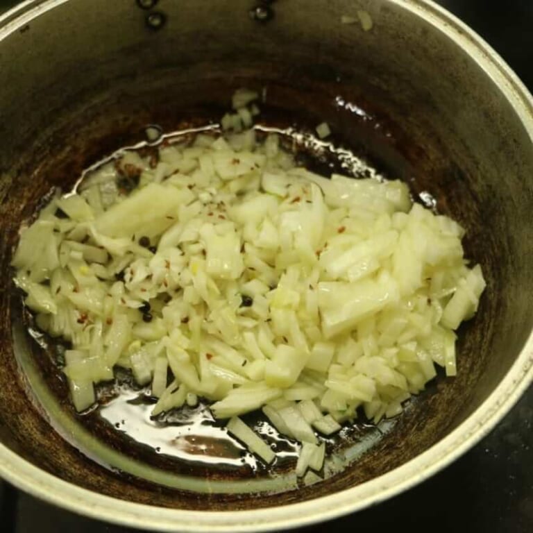 手順 2: 香りがたってきたら玉ねぎを加え、飴色になるまで炒めます。