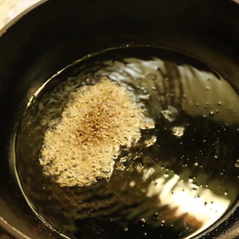 手順 1: フライパンに油を加えクミン(ホール)を加える。