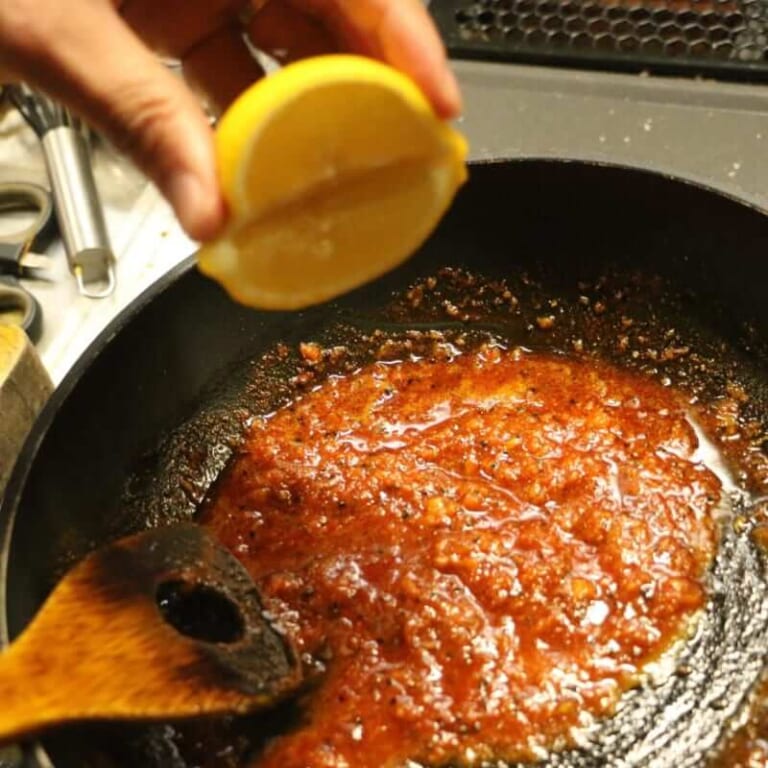 手順 3: 酢味噌、レモン汁を加え、ホタルイカを混ぜ合わせる。