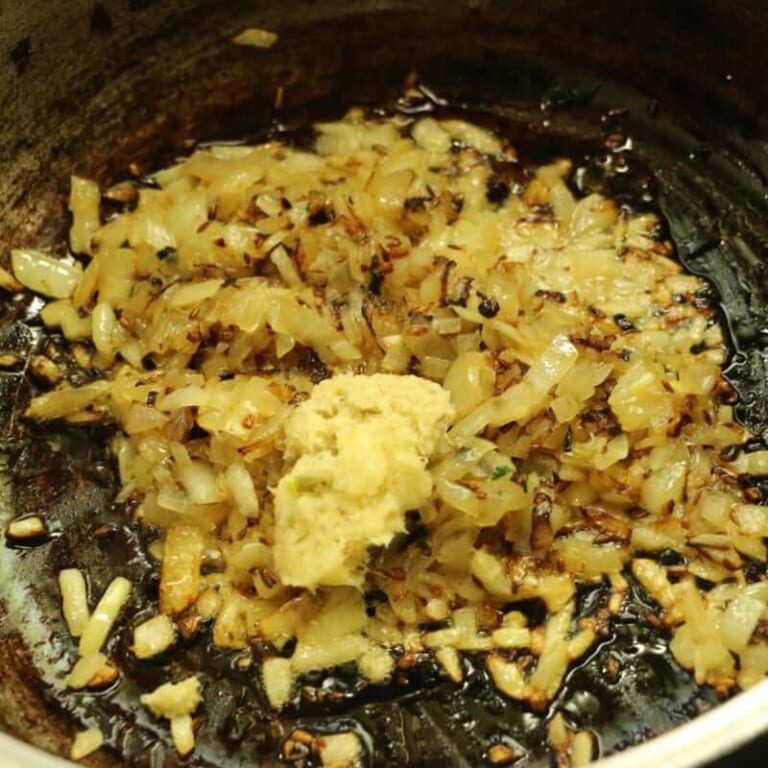 手順 3: 飴色になったらにんにく、生姜を加えます。