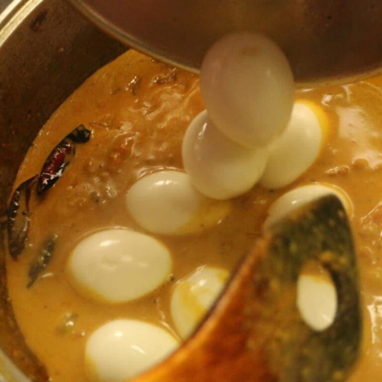 手順 6: ゆで卵を加えて煮る。