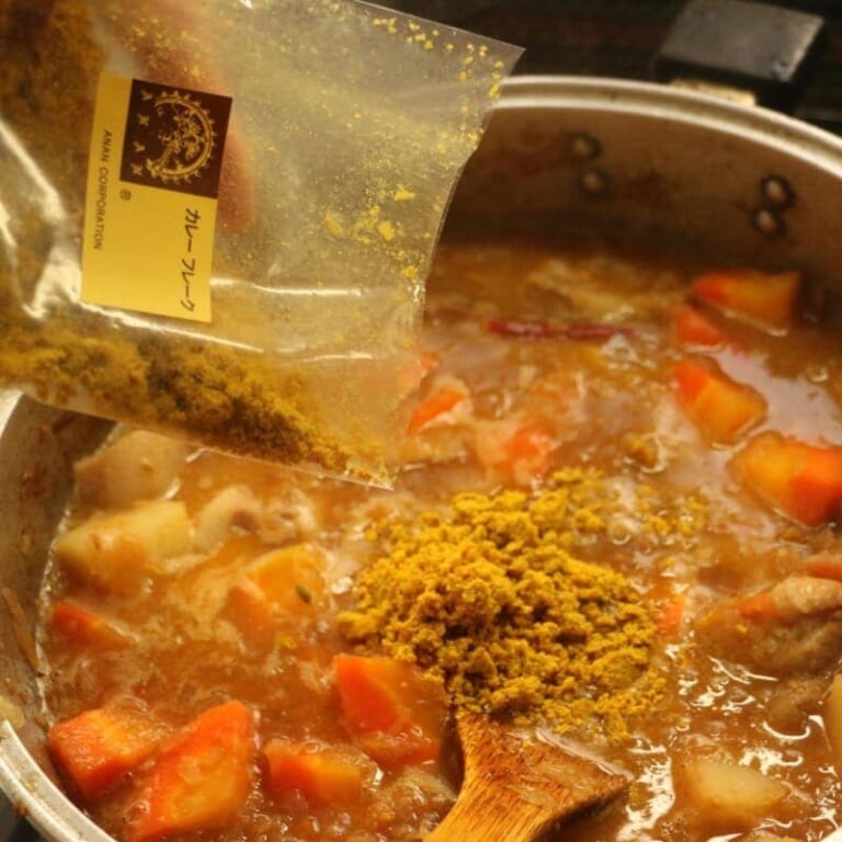 手順 8: カレーフレークを加え約5分煮込む。