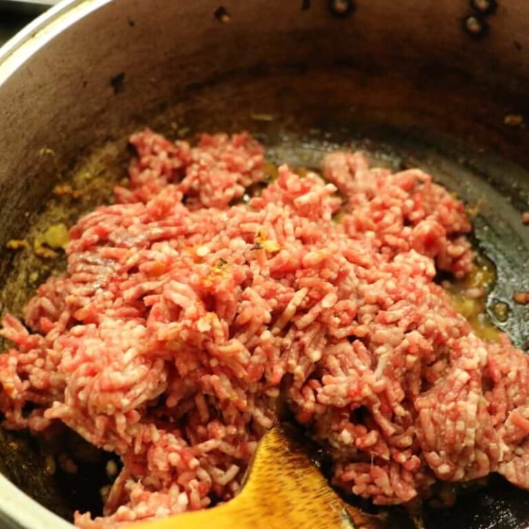 手順 5: 合いびき肉を加えしっかりと全体に火が通るまで炒めます。