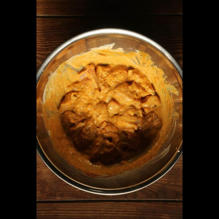 手順 1: 鶏肉以外の材料を先に合わせて最後に鶏肉を入れ良くまぜる。ラップをかけ冷蔵庫で30分ほど浸けておく。