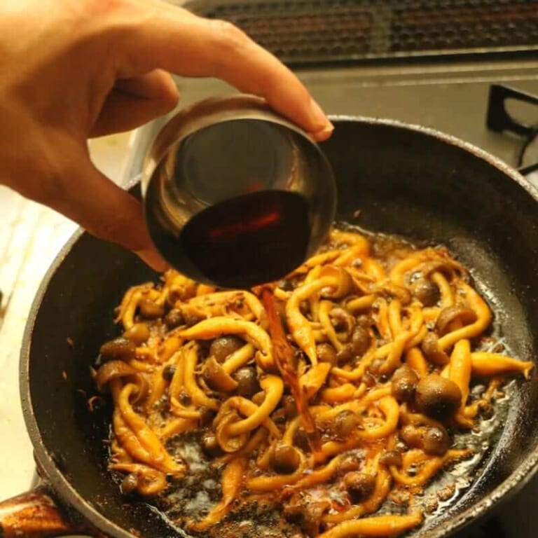 手順 6: しめじに火が通り全体的に馴染んだら酢を加える。