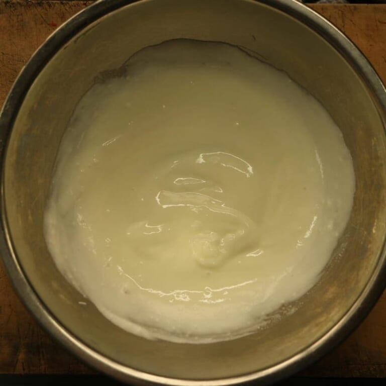 手順 1: 材料を切っておき、ヨーグルトはだまにならないように溶いておく。