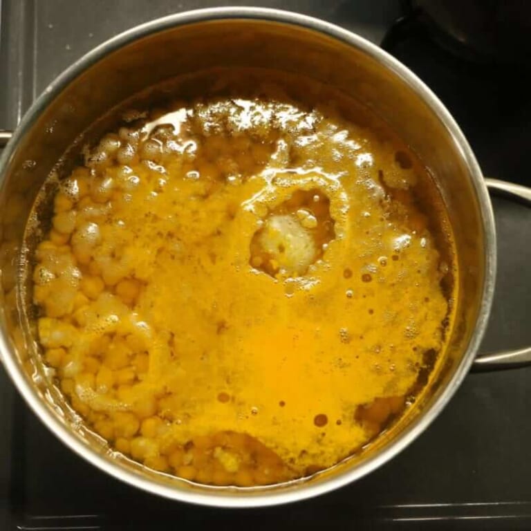 手順 2: たっぷりの水で浸けておいたひよこ豆をターメリック、塩、油を加え一緒に柔らかくなるまで （食べるときの柔らかさになるまで煮