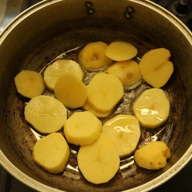 手順 1: フライパンに油を加え、ポテトを焼いていく。