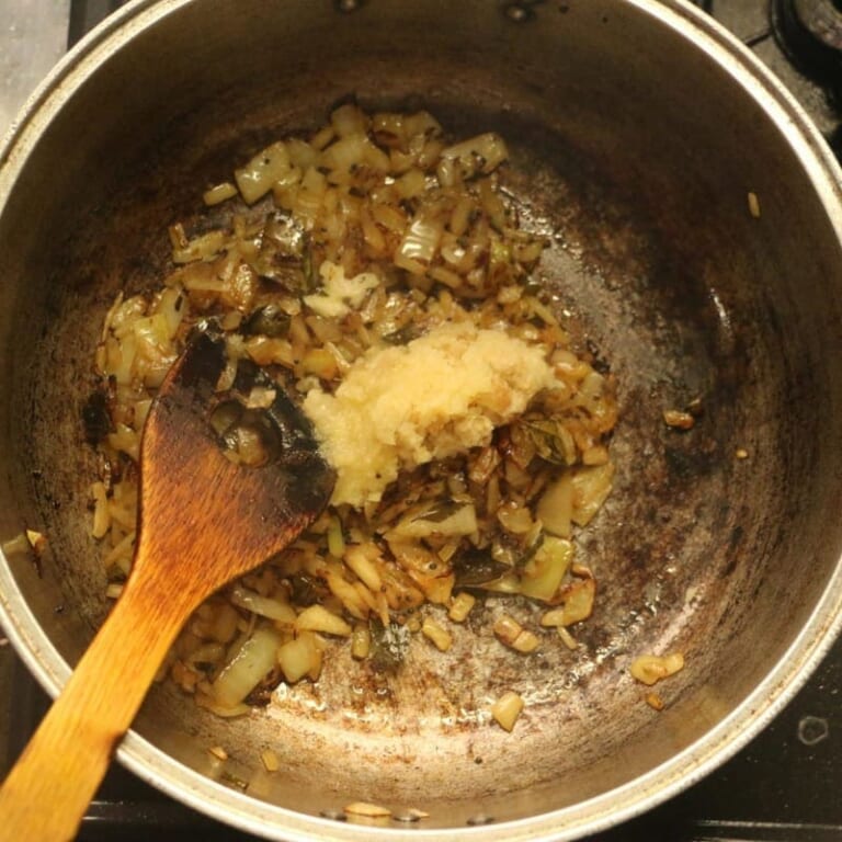 手順 4: 玉ねぎが飴色になったらにんにく、生姜を加える。