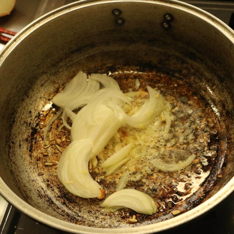 手順 1: ※ジャガイモとカリフラワーを茹でておく。 温めたフライパンに油をいれスパイスAを加えシュワシュワしてきたら、にんにく、生