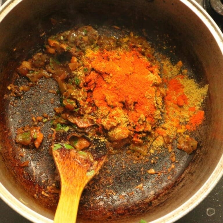 手順 6: スパイスBと塩を加える。