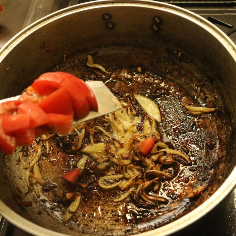 手順 2: トマトを加え、水分が飛ぶまでしっかり炒める。