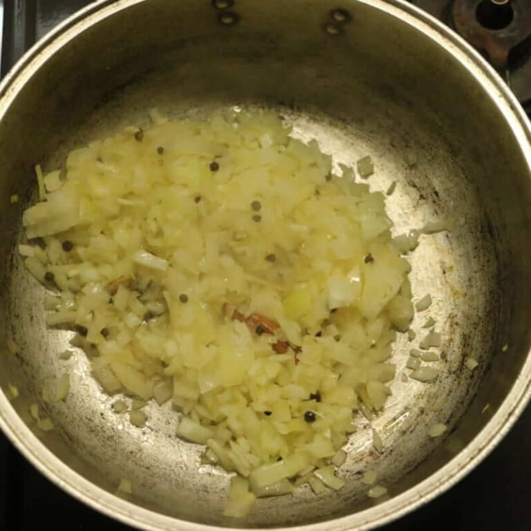 手順 3: 温めた鍋に油を入れスパイスBを炒め、玉ねぎを加え飴色になるまで炒める。