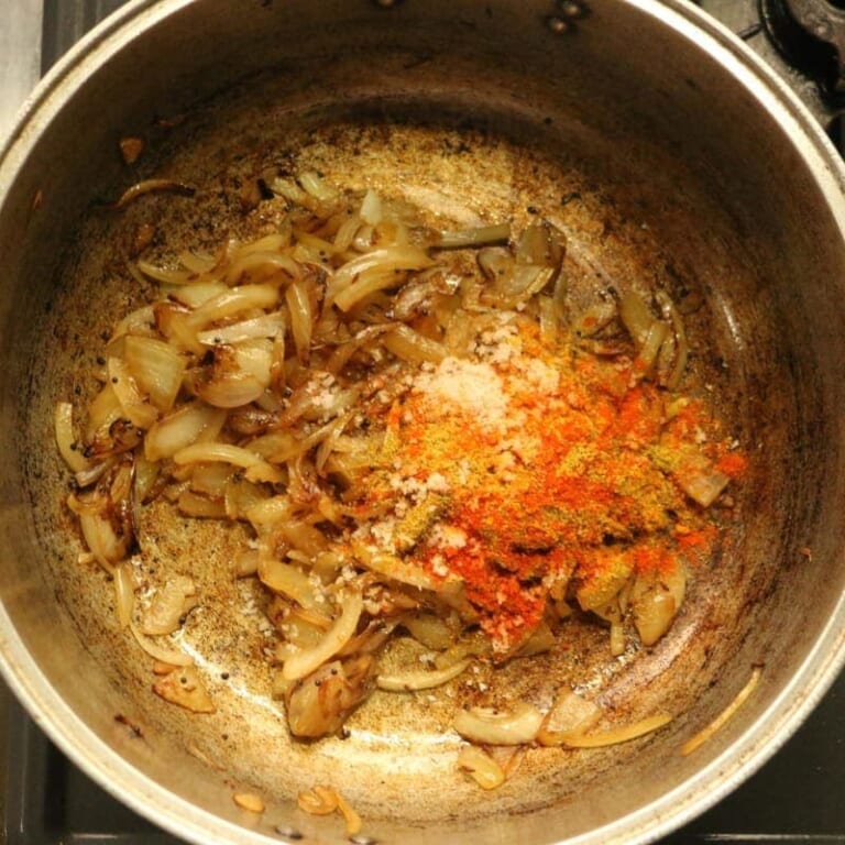 手順 4: 玉ねぎが飴色になったらスパイスB、塩を加え炒める。