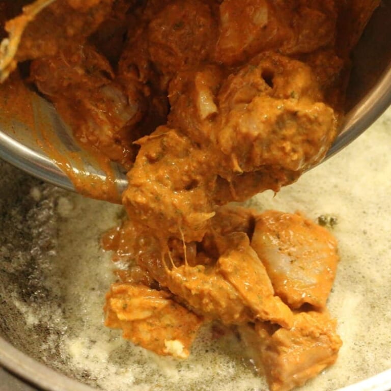 手順 3: 香りが出てきたらマリネしておいた鶏もも肉をマリネ液ごと加え、トマトと一緒に煮込む。