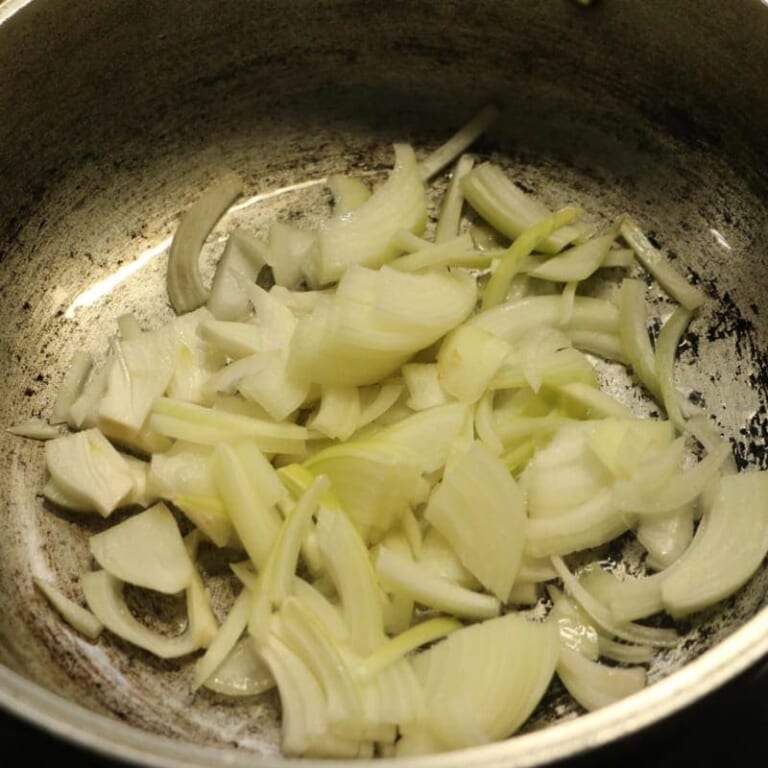 手順 1: ※カボチャの皮をむき細めのスライスに切っておく。 温めた鍋に油を入れ、玉ねぎを透明になるまで炒める。