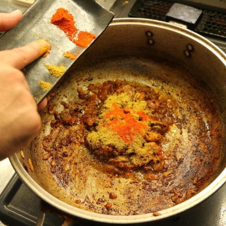 手順 4: トマトを加えてほとんど水分が飛ぶまで炒めたあと、スパイスBと塩を加え馴染ませます。