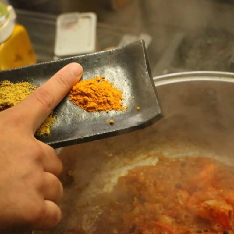 手順 4: にんにく、生姜、トマトを加え、ペーストになったらスパイスCと塩を加える。