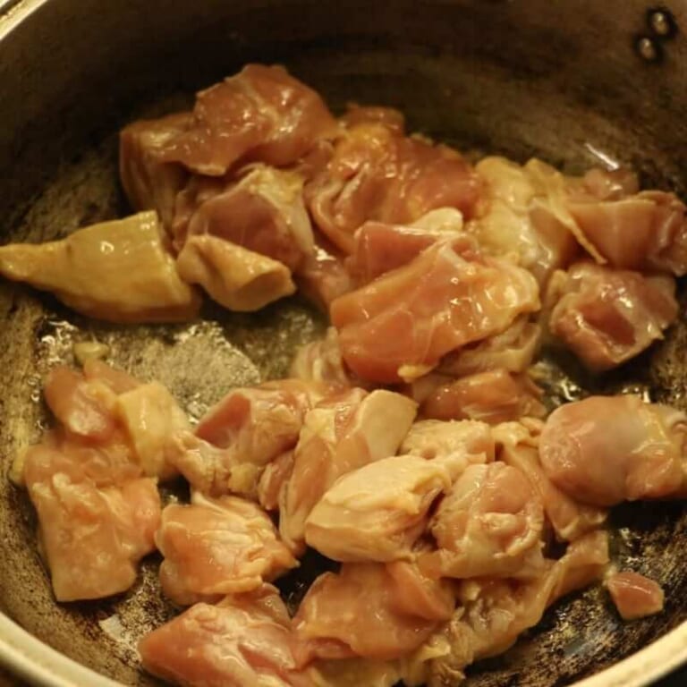 手順 1: フライパンに油を加え、鶏もも肉を炒めて行く。