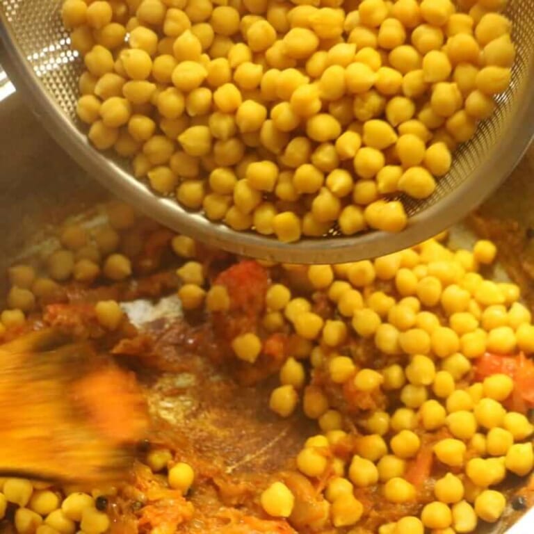 手順 5: 煮込んだひよこ豆を加えて一緒に炒め合わせる。