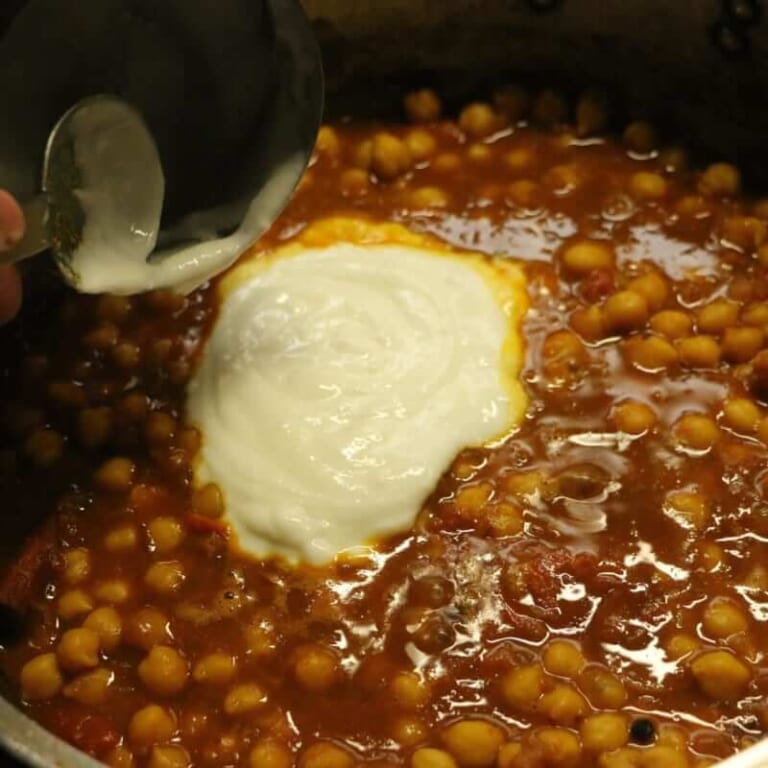 手順 6: スパイスAを加え少しずつ水で伸ばし、ヨーグルトを加えて煮込む。