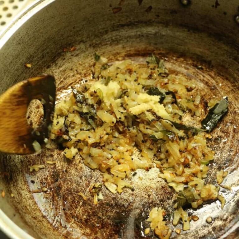 手順 6: 飴色になったらにんにく、生姜を加える。