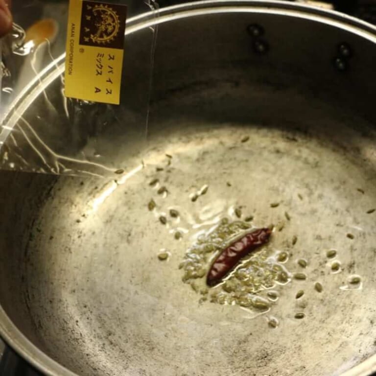 手順 1: 温めたフライパンに油を加え、スパイスミックスAを加える。