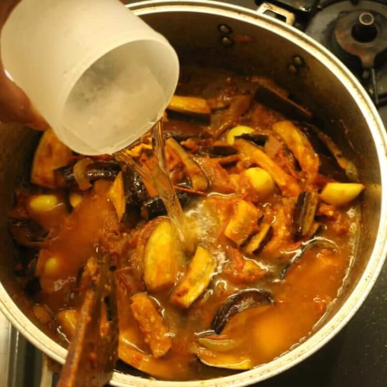 手順 5: 水を加え15分煮込む。