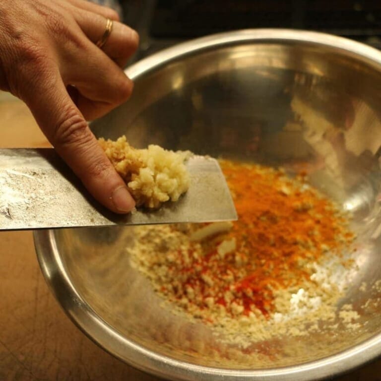 手順 1: 菜の花を洗って水気をとっておく。 にんにく、生姜、ヨーグルト、スパイスA（ベッサン、、コリアンダー、ターメリック、レッド