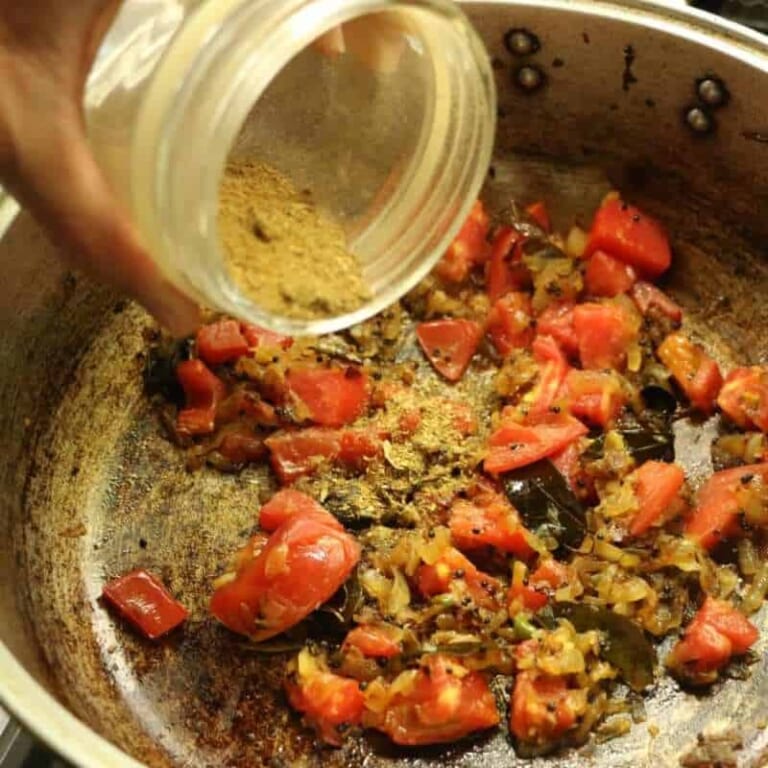 手順 7: 香りがたってきたらトマトを加え、水分が飛ぶまでしっかり炒めたらローストしたスパイスと塩を加える。