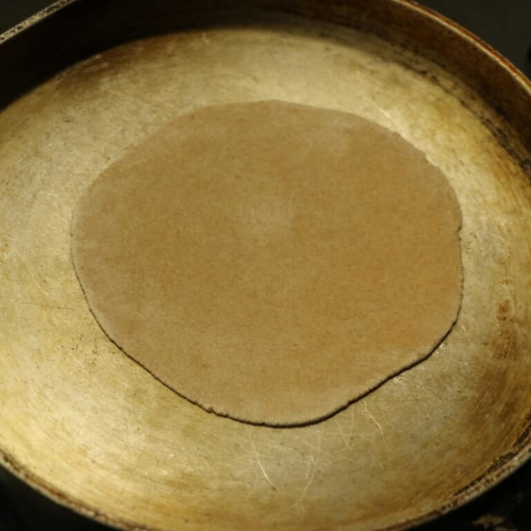 手順 2: 打ち粉を払い温めたフライパンで両面を焼きます。