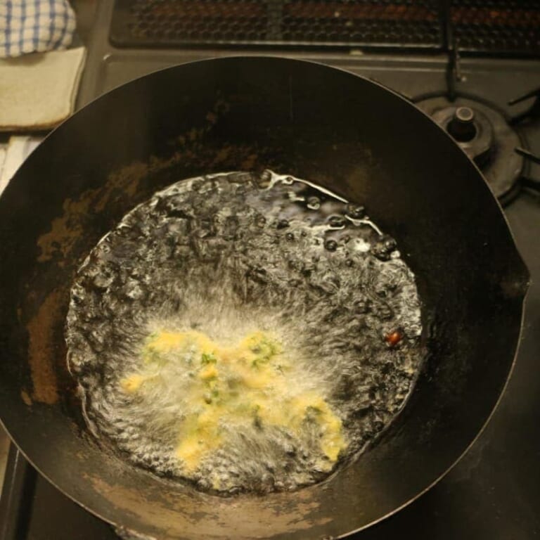 手順 2: 揚げ油を中温位まで熱し、菜の花に衣をつけじっくりと揚げる。