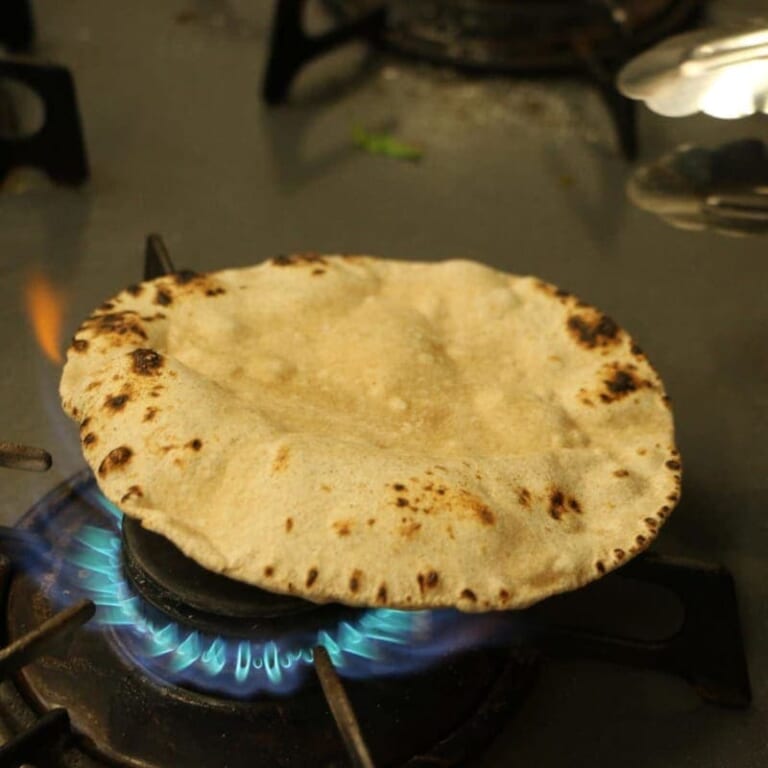 手順 3: 直火にかけ、軽く焦げ目をつけます。ぷくっと膨らんむまでが目安ですが、焦げやすいので注意してください。