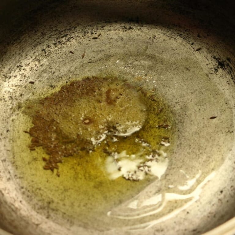 手順 2: 温めたフライパンに油を加えスパイスAのクミン（ホール）を加える。