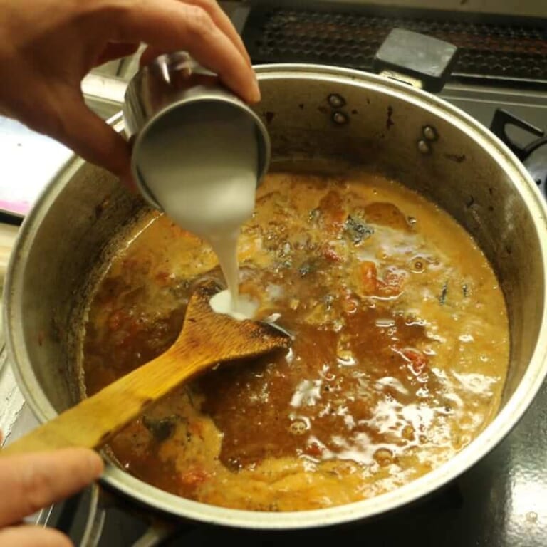 手順 9: ココナッツミルクを加え一煮立ちさせたらマリネしておいたカツオを加え煮込み、仕上げに残りのライムを加える。