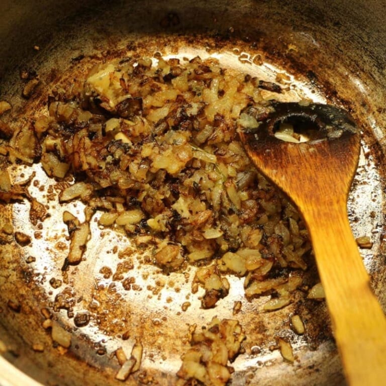 手順 3: 玉ねぎが飴色に変わったら、にんにく、生姜を加えよく炒めます。